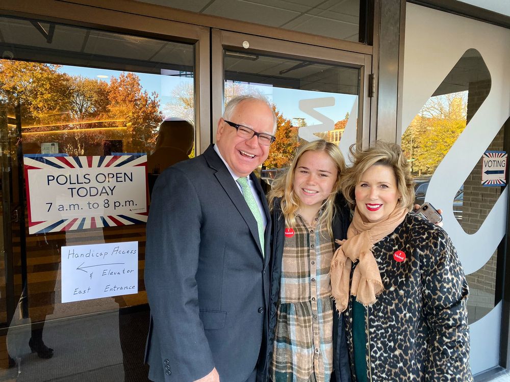 El gobernador de Minnesota, Tim Walz, con su mujer Gwen y su hija Hope