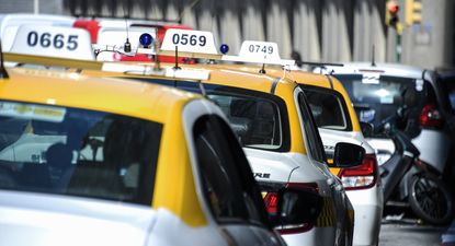 Taxis estacionados en Montevideo.