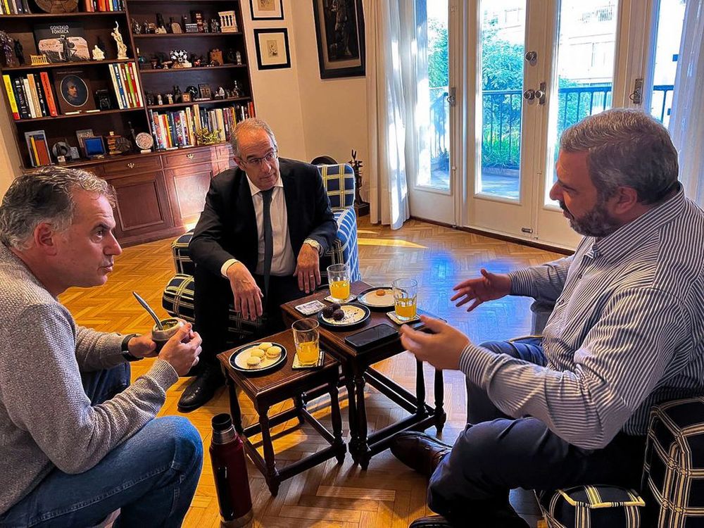 Bergara durante la campaña hacia las internas en su casa junto al precandidato Orsi y el astorista Mahía