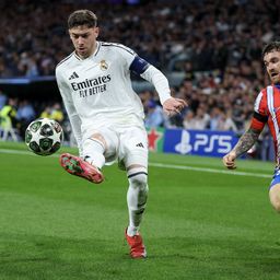 Federico Valverde de Real Madrid ante Javi Galán de Atlético de Madrid por la Champions League