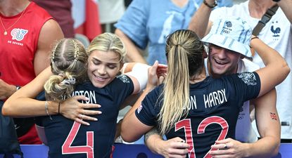 Las británicas Ellie Boatman y Amy Wilson Hardy celebran con familiares después del partido de rugby a siete femenino del grupo B entre Gran Bretaña y Sudáfrica durante los Juegos Olímpicos París 2024 en el Stade de France en Saint-Denis el 29 de julio de 2024.&nbsp;