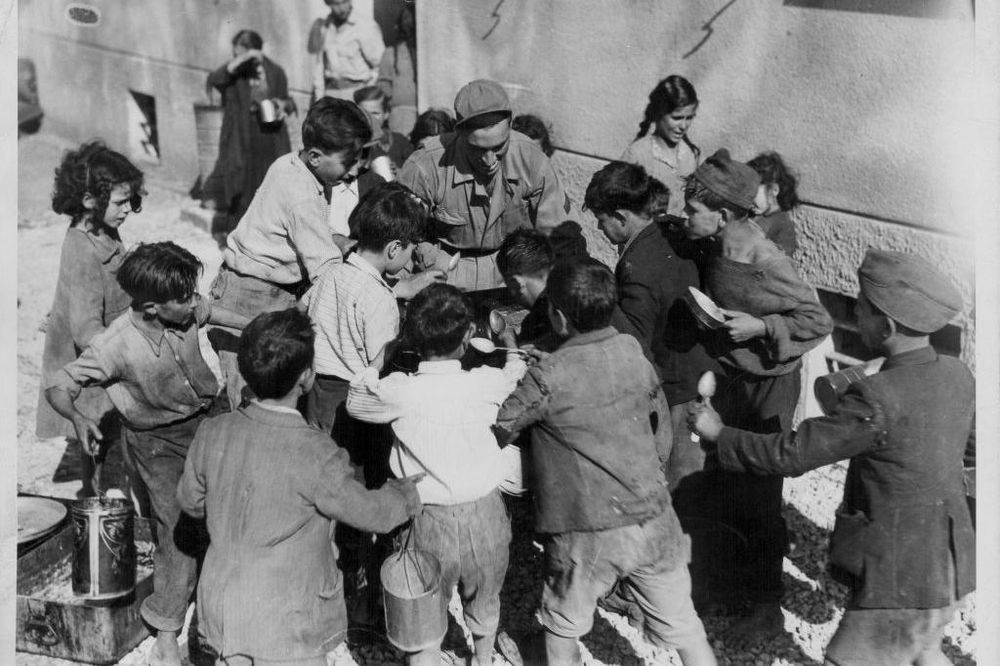 Los niños a menudo no tenían para comer en el sur de Italia tras el fin de la Segunda Guerra Mundial.