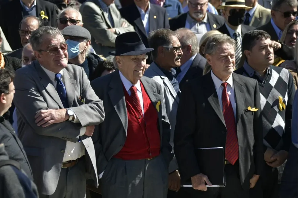 Homenaje en la Plaza de la Bandera para los caídos en defensa de las instituciones democráticas