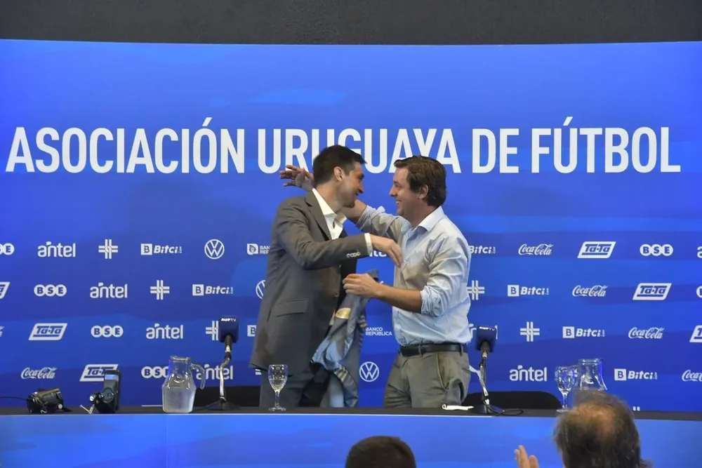 Diego Alonso e Ignacio Alonso en la presentación del nuevo DT