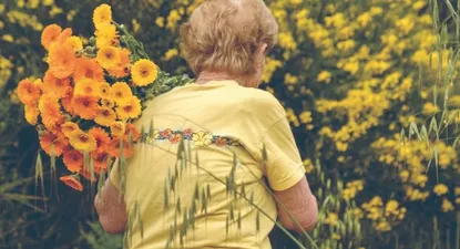 Blanca, de 80 años, cultiva flores en Puntas de Manga