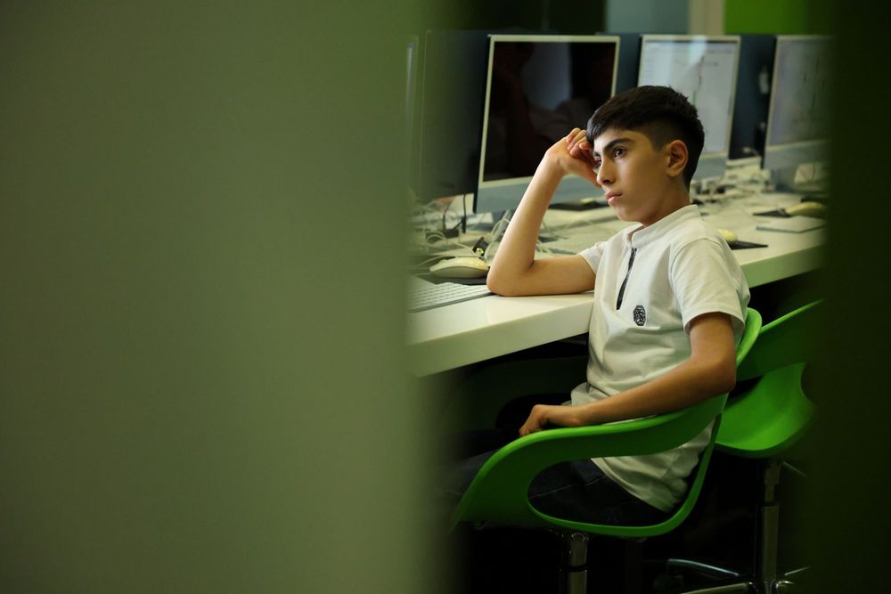 Un estudiante asiste a un taller en el centro TUMO de Ereván, en Armenia