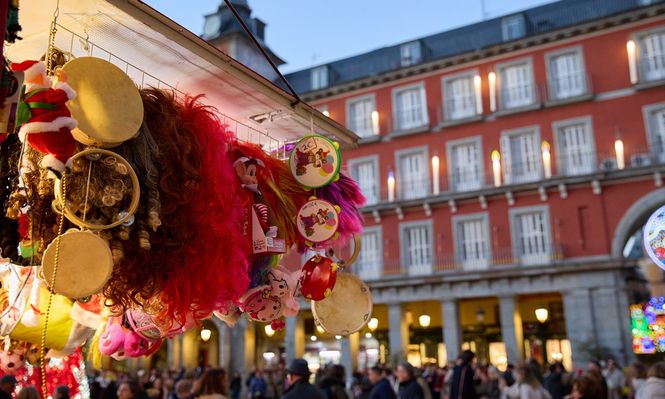 Un mercadillo navideño en Plaza Mayor, Madrid. EUROPA PRESS