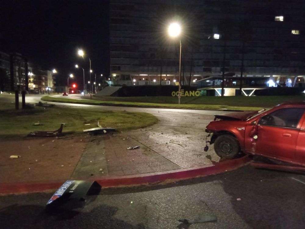 Así quedó el auto luego de que el hombre que lo robó lo chocara contra una columna de la rambla de Pocitos