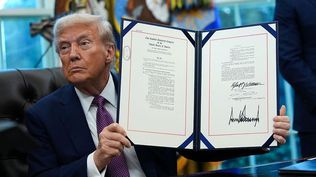 Trump firmó su orden ejecutiva número 200 desde que asumió en enero.