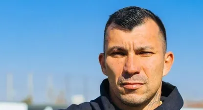 Gary Medel con la pelota del Mundial de Qatar