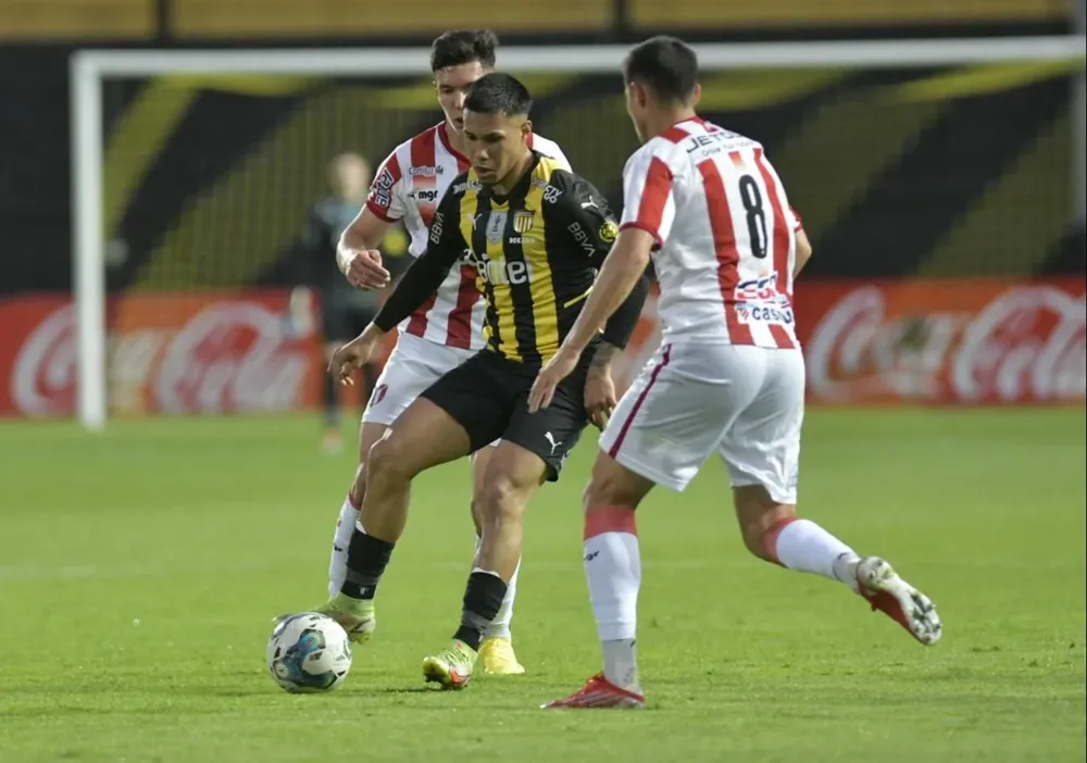 Peñarol y River empataron 1-1 en el Campeón del Siglo