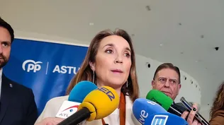 La seretaria general del PP, Cuca Gamarra, atiende a los medios antes de participar en el Comité Ejecutivo Regional del PP asturiano, acompañada por el alcalde de Oviedo, Alfredo Canteli, y el presidente del PP asturiano, Álvaro Queipo.