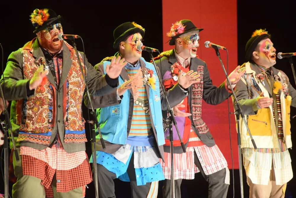 La murga subió al Teatro de Verano con su espectáculo Popular