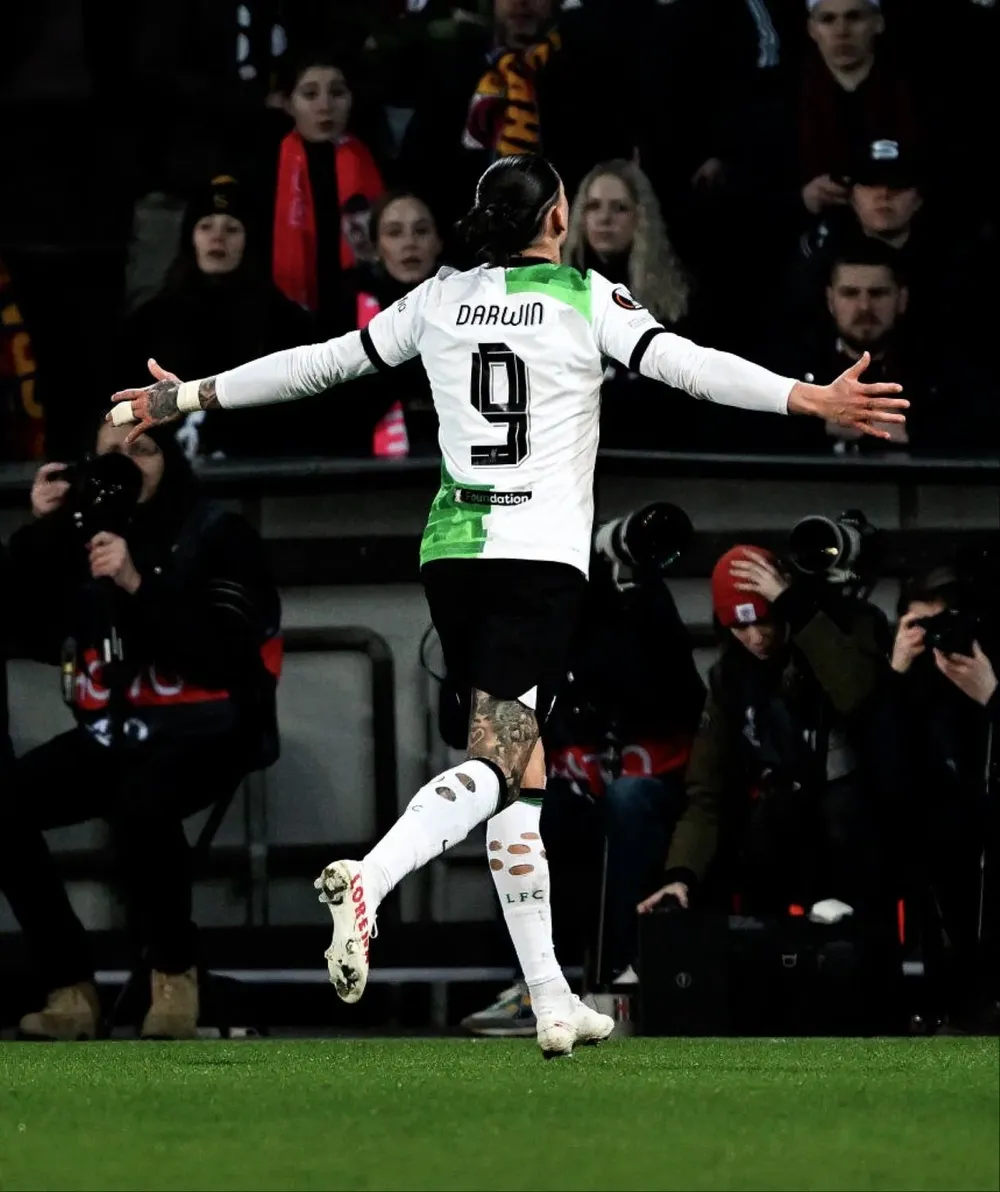 El festejo del uruguayo y los zapatos con dedicatoria