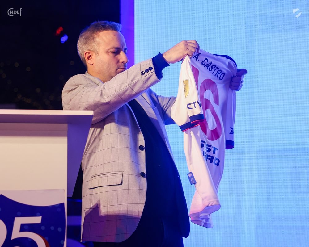 Sebastián Almada en la subasta en la Gala Gigante de Nacional