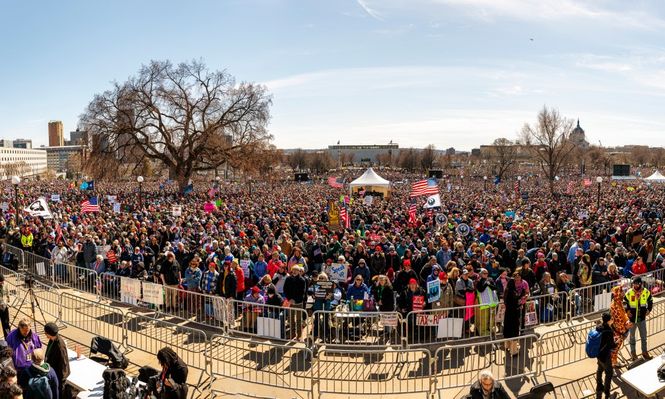 Una multitud reunida fuera del Capitolio del Estado de Minnesota durante el día nacional de protesta No Kings en Saint Paul.