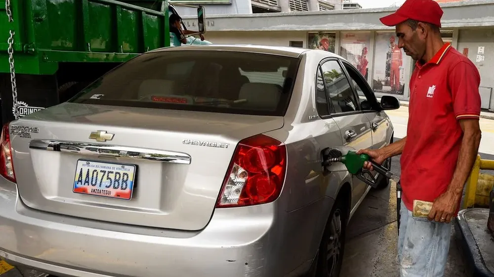Llenar el tanque de gasolina es más barato que una botella de agua pequeña.