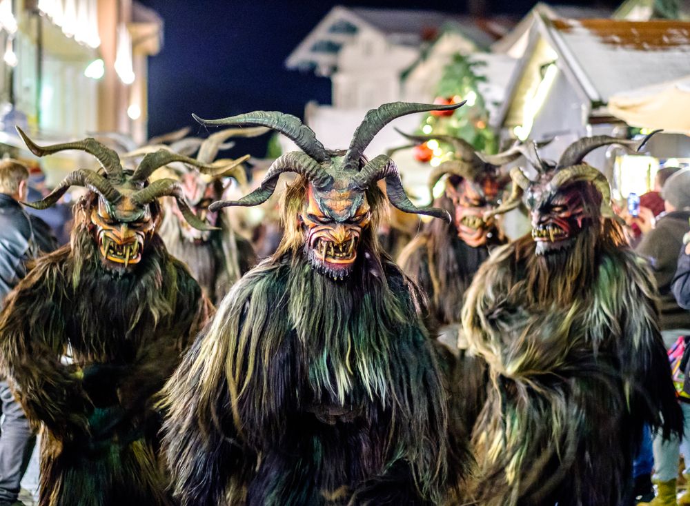 Las calles de los Alpes cobran vida con Krampusnacht, una festividad dedicada a Krampus, una criatura mitológica que castiga a los niños traviesos durante la Navidad.&nbsp;