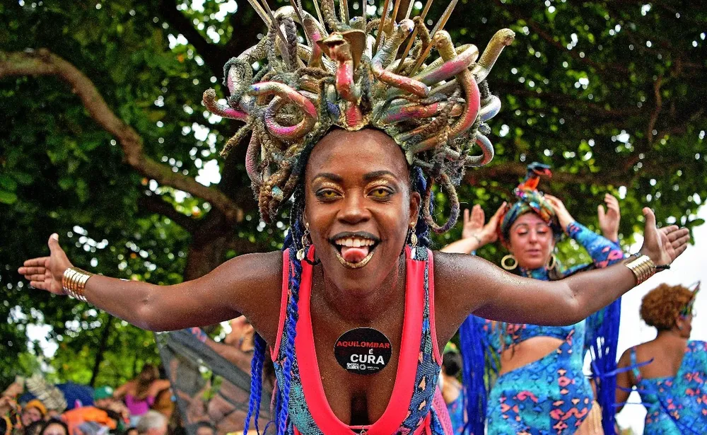 La vigente campeona, Mangueira, traerá el domingo uno de los desfiles más punzantes.