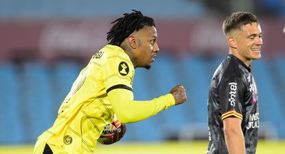 Abel Hernández se lleva la pelota al medio tras convertir el empate ante Progreso