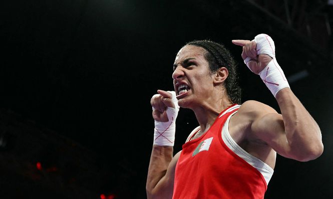 Imane Khelif de Argelia celebra su victoria sobre Anna Luca Hamori de Hungría