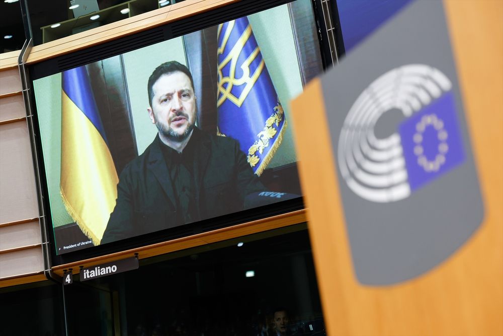Volodimir Zelenski, presidente ucraniano, habla por teleconferencia ante la Eurocámara.