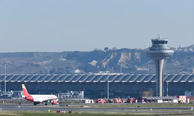 Un avión aparcado en la pista durante el último día de la huelga del servicio de handling de Iberia, en el aeropuerto Adolfo Suárez Madrid-Barajas, a 8 de enero de 2024,