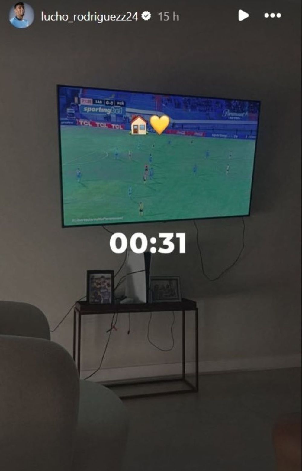 El posteo de Luciano Rodr&iacute;guez mirando el partido entre San Antonio Bulo Bulo y Pe&ntilde;arol por Copa Libertadores