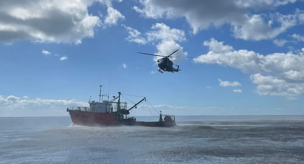 El helicóptero de Aviación Naval llevó al tripulante al Hospital Policial