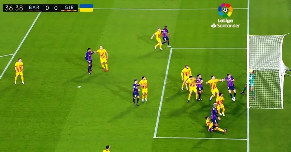 La pelota parece no haber ingresado en su totalidad