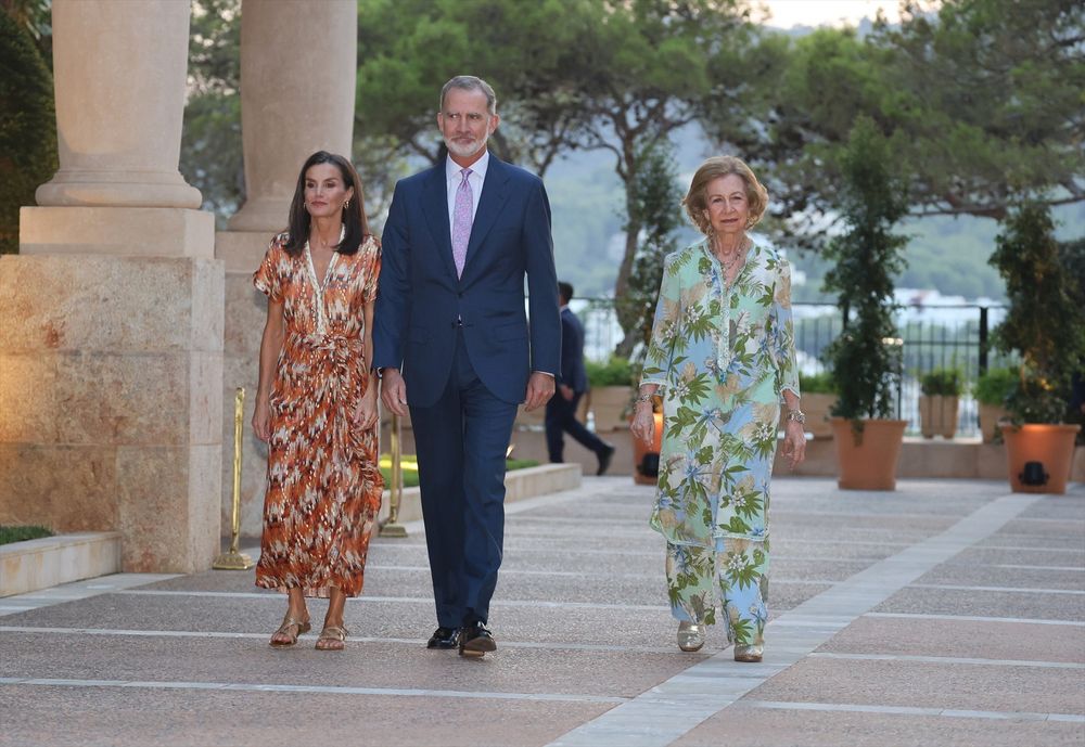 Los Reyes, Don Felipe y Doña Letizia, y la Reina Doña Sofía reciben a las autoridades de las Islas Baleares y a una representación de la sociedad balear en el Palacio de Marivent, a 29 de julio de 2024. (Europa Press)&nbsp;