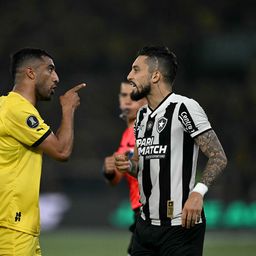 Maximiliano Olivera de Peñarol le hace un gesto a Alex Telles de Botafogo