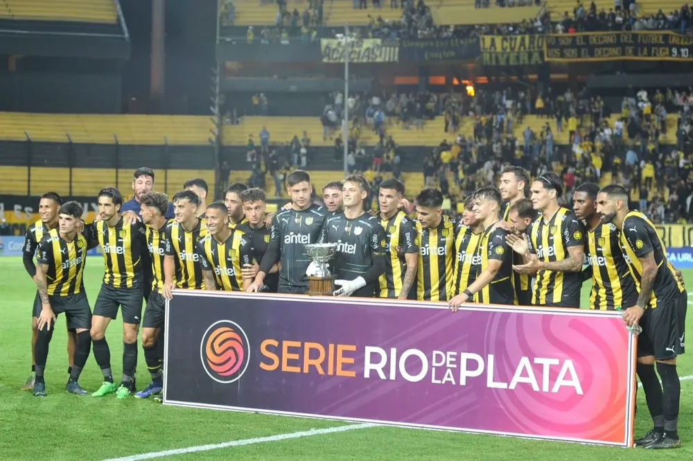 Peñarol con la copa ganada ante Estudiantes