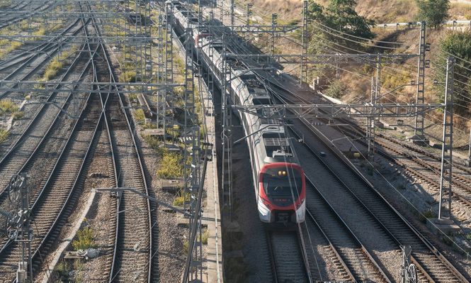 Un tren de cercanías llega a la estación de tren de Chamartín, en Madrid. EUROPA PRESS