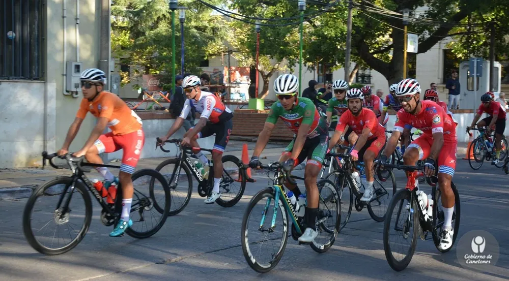 Los ciclistas antes de largar en la etapa del miércoles