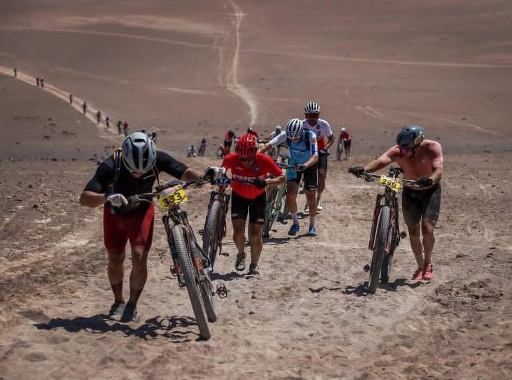 Jorge Vidart con la celeste en el desierto de Atacama Jorge Vidart con la celeste en el desierto de Atacama