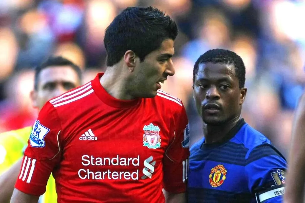 Luis Suárez y Patrice Evra Luis Suárez y Patrice Evra