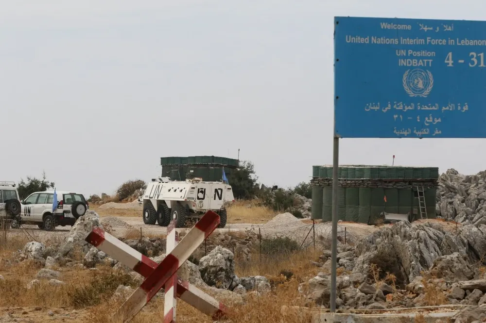 Los vehículos de las Fuerzas Provisionales de Naciones Unidas estacionados en una base de la ONU en Kfarshuba, en el sur del Líbano, en la frontera con Israel.