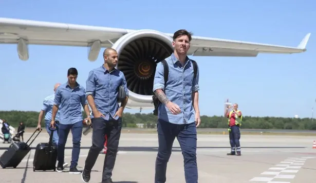 Lio Messi, Mascherano y Luis Suárez descienden del avión en Alemania.