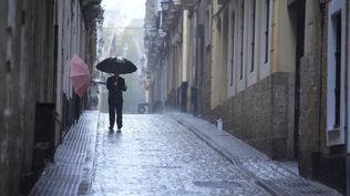 Un hombre bajo su paragüas durante una intensa lluvia en Cádiz, Andalucía. EUROPA PRESS