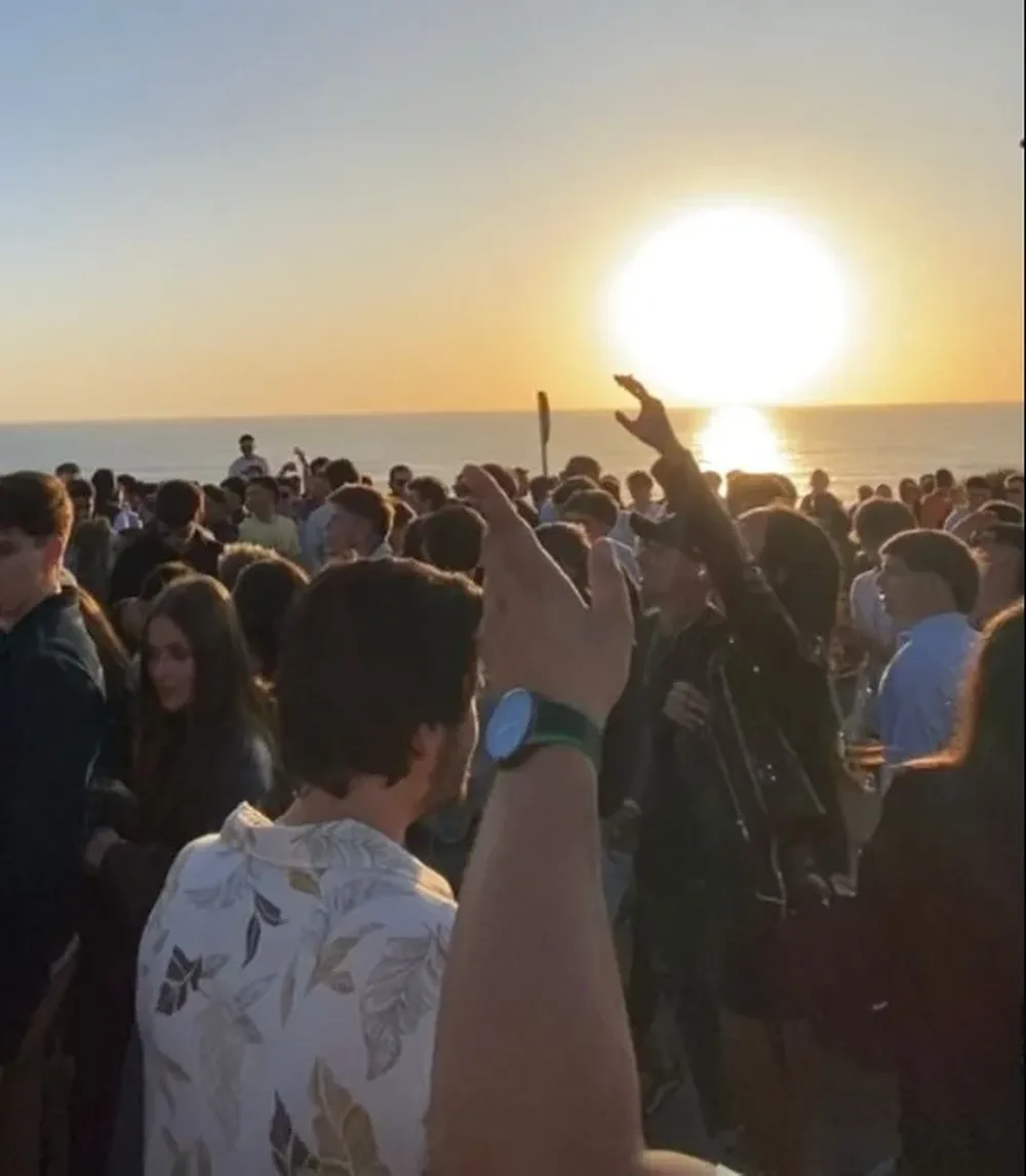 Los jóvenes se autogestionan la fiesta ante el cierre de Alma