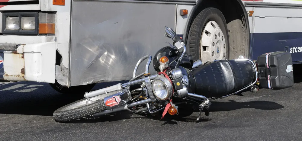 Colisión de moto contra ómnibus