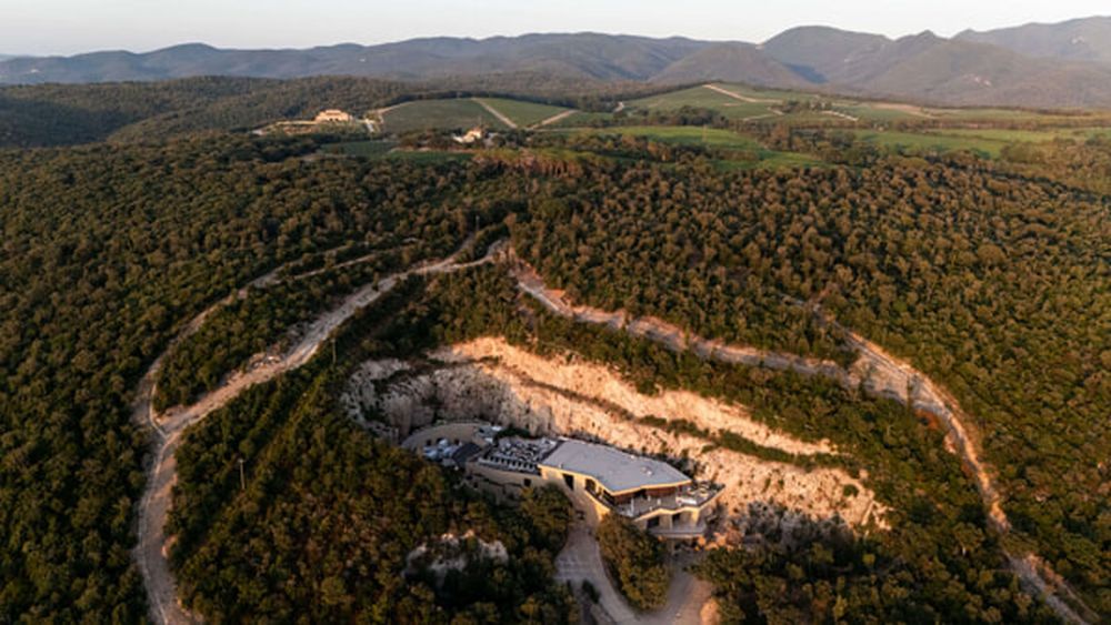 La cava di pietra e dentro la cantina Meraviglia, sul retro tutte le colline - foto Moggi Studio.jpg