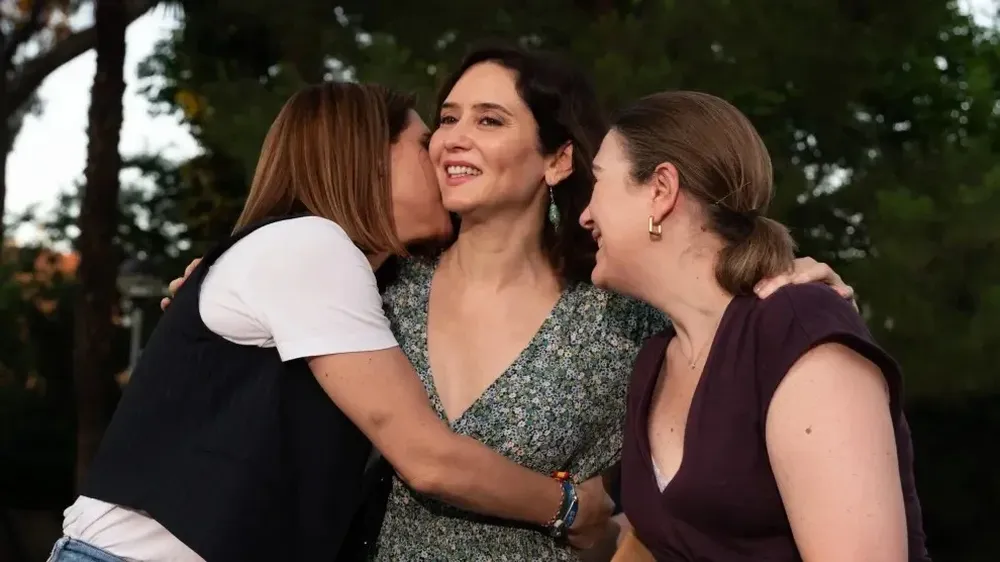 Isabel Díaz Ayuso, en Alcalá de Henares, durante un acto junto a las dirigentes del PP Marta Rivera de la Cruz y Judith Piquet.