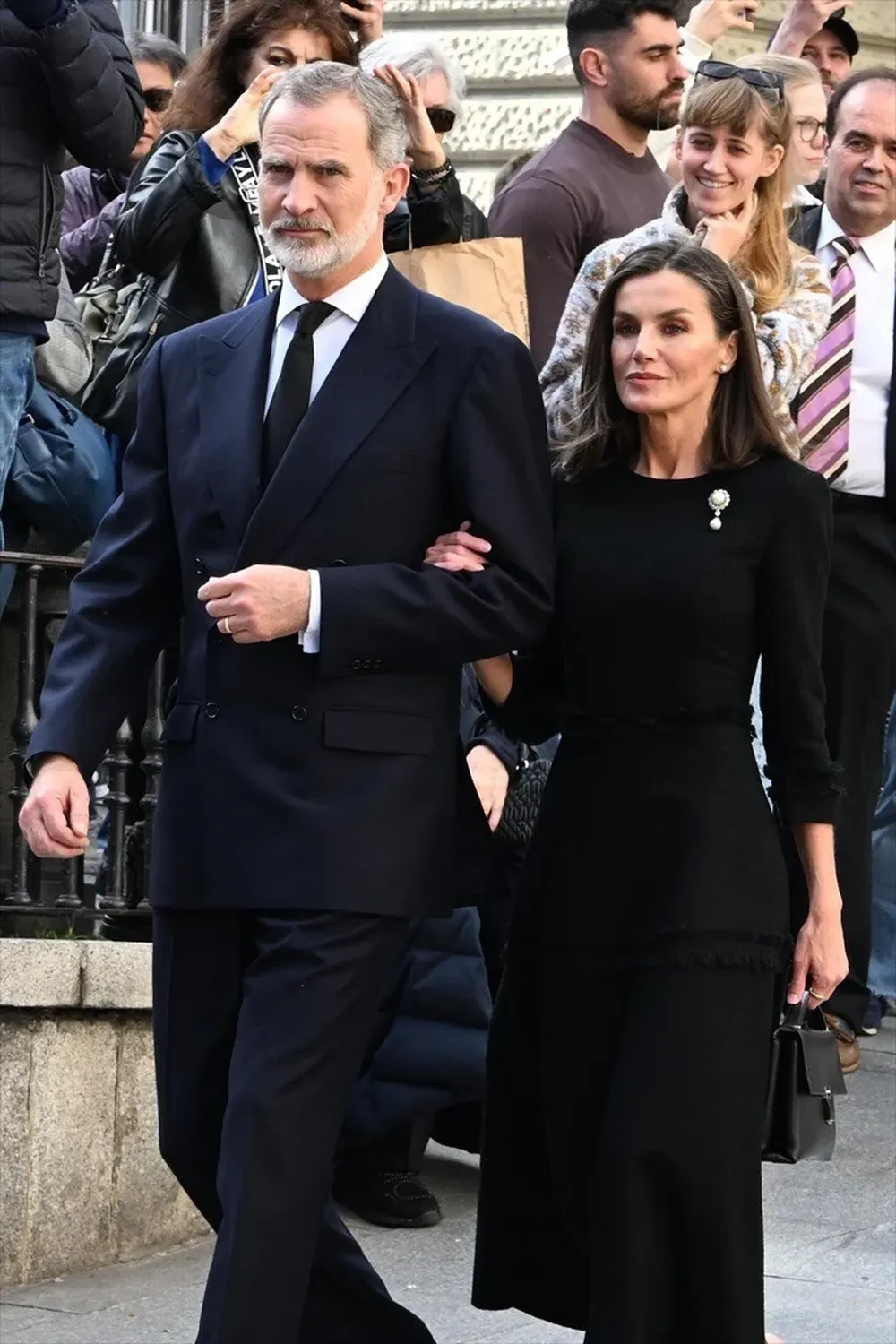 Los Reyes Felipe y Letizia a su llegada a la misa funeral de Fernando Gómez-Acebo y de Borbón, en la Catedral Castrense,