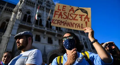 Manifestantes salieron a la calle a protestar por la ley que prohibe la promoción de la homosexualidad en Hungría