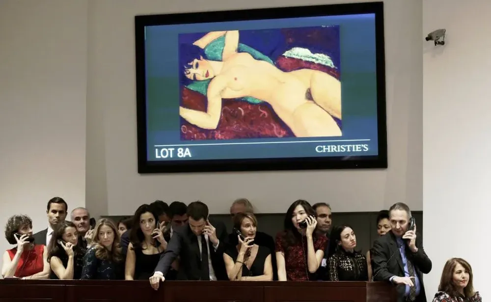 El momento donde vendedores de Christies reciben ofertas por la obra de Amadeu Modigliani