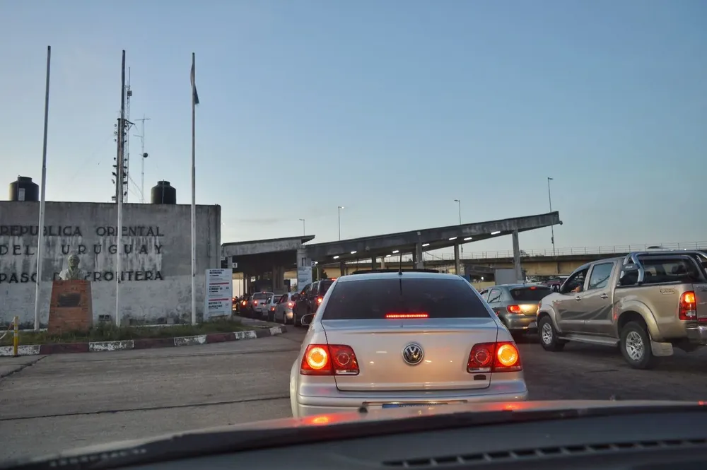 Filas de autos para cruzar en Paysandú.
