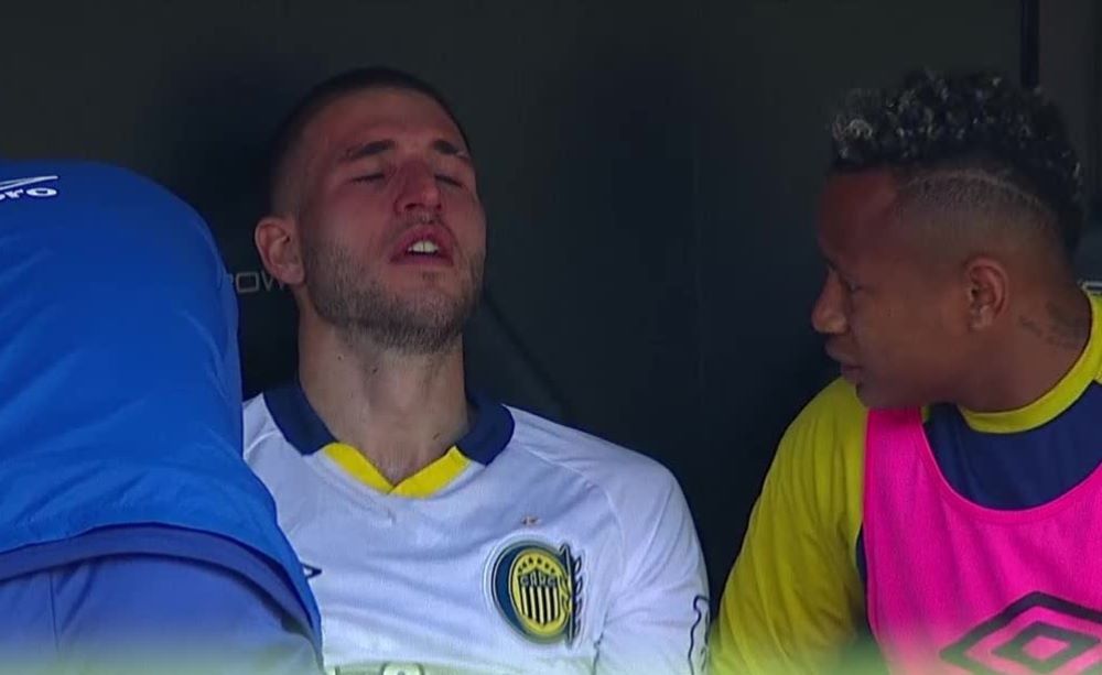 Agustín Módica salió de la cancha con mucho dolor y se refleja en su rostro; el futbolista de Rosario Central sufrió una grave lesión