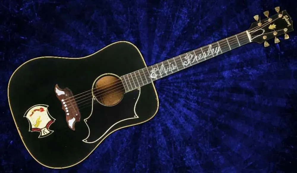 El precio alcanzado por la guitarra de Presley superó las expectativas previas de Juliens Auctions
